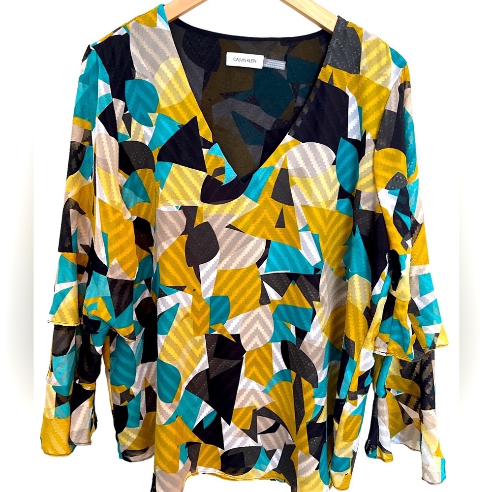 NWOT Calvin Klein flutter sleeve blouse. Size Large.